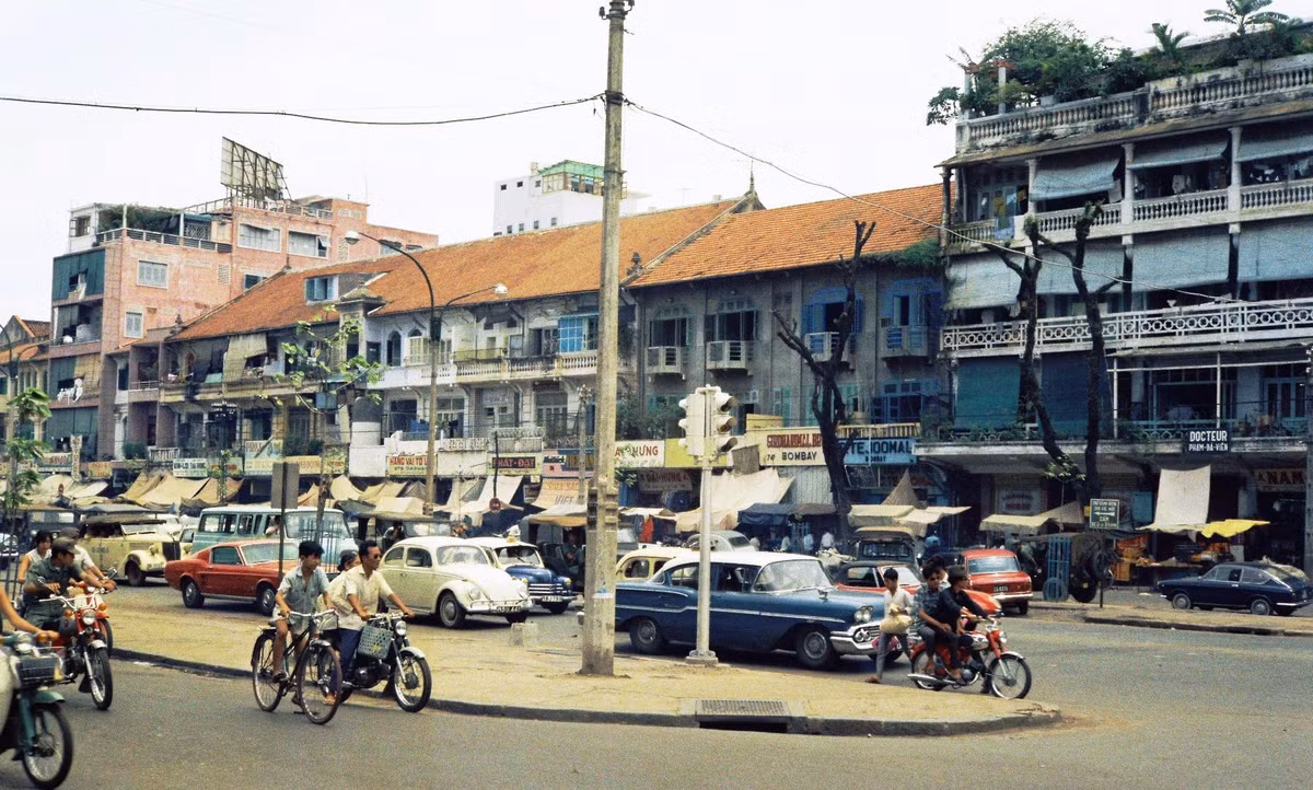 Người và xe nhộn nhịp qua lại trên đại lộ Lê Lợi năm 1967-1968. Ảnh: John Beck.