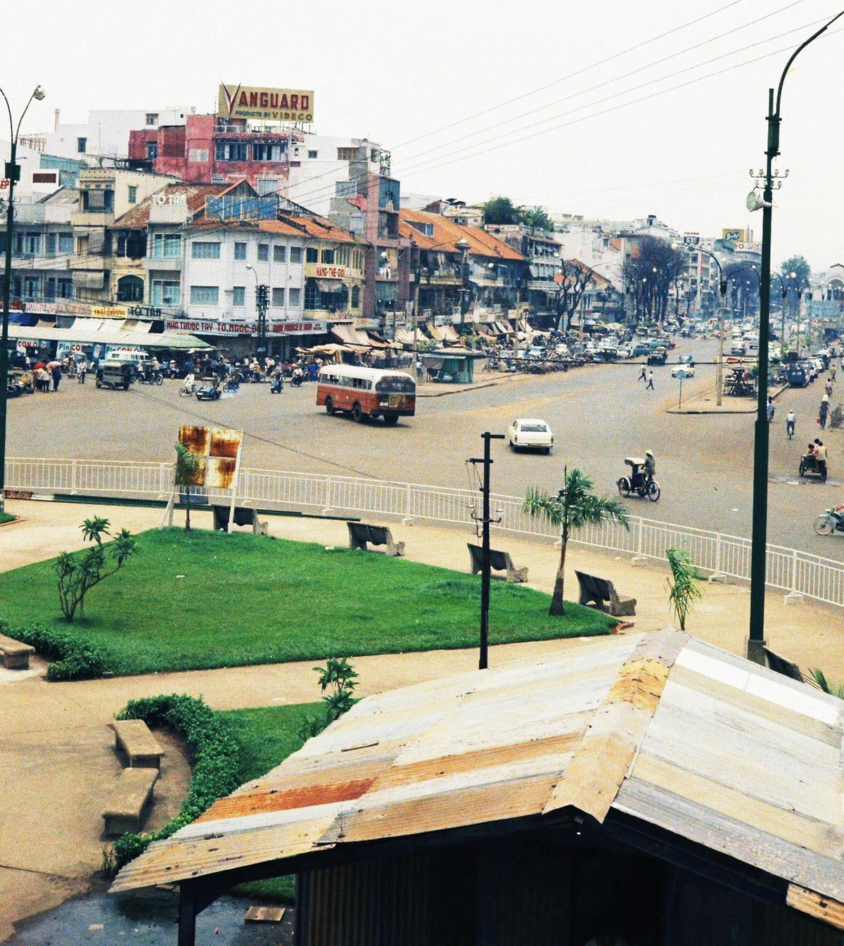 Đại lộ Lê Lợi nhìn từ cầu vượt trước chợ Bến Thành, 1967-1968. Ảnh: John Beck.