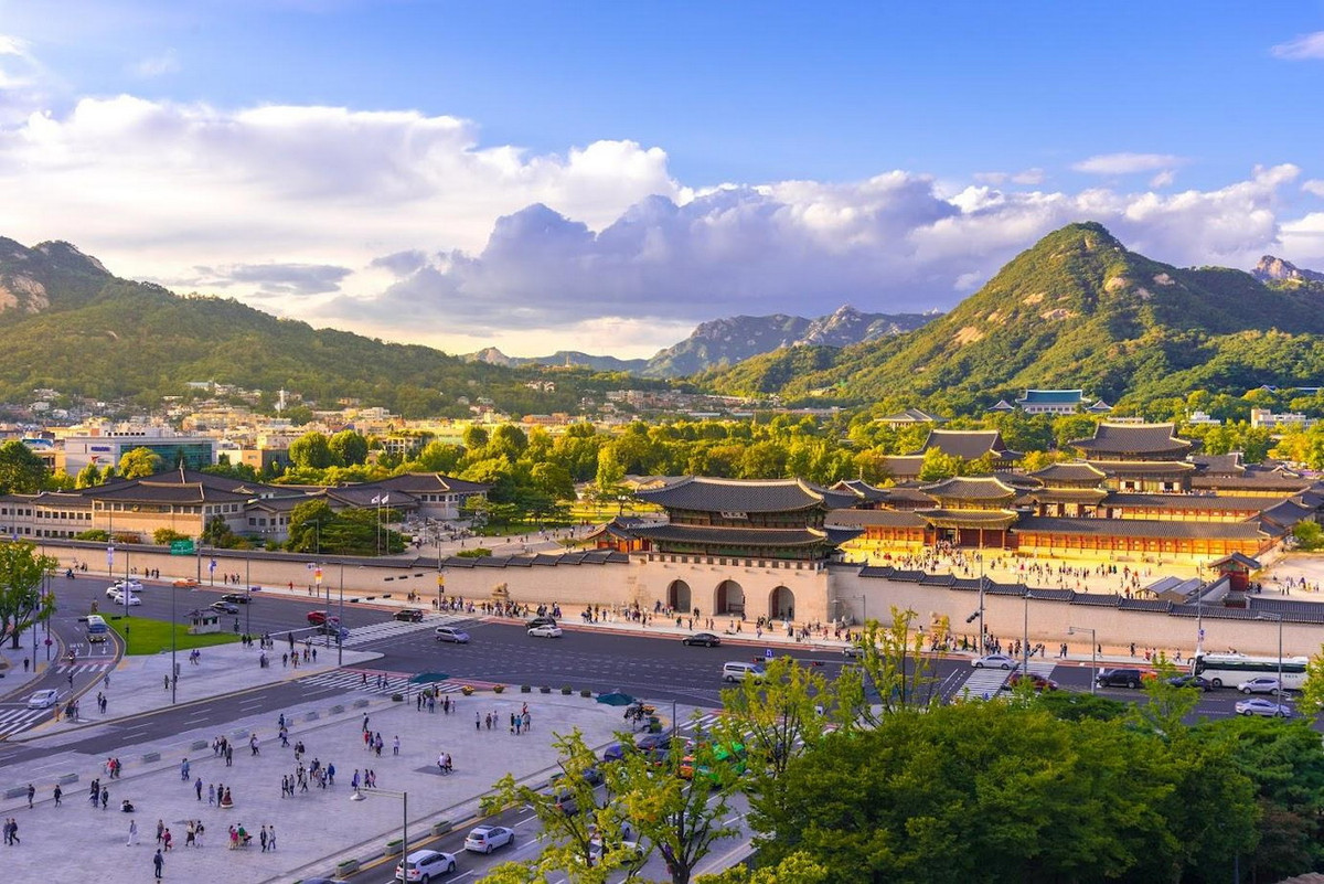 Nằm ở phía bắc Seoul, Hàn Quốc, Gyeongbokgung hay Cảnh Phúc cung là cung điện chính của các hoàng đế Triều Tiên, có quy mô kiến trúc và vai trò lịch sử tương đương với Hoàng thành Huế của Việt Nam. Ảnh: VietJet Air.