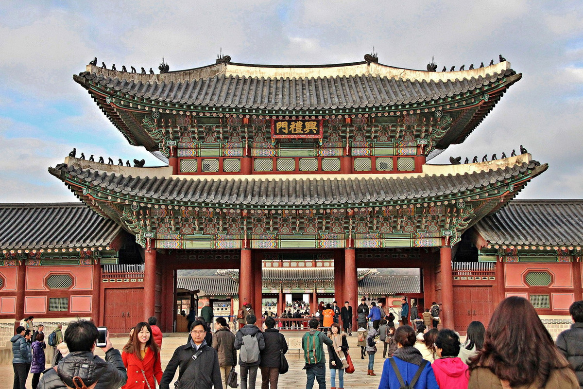 Sau Gwanghwamun là Heungnyemun (Hưng Lễ môn), cánh cổng chính thứ hai dẫn vào nội cung. Ảnh: Noh Mun Duek.