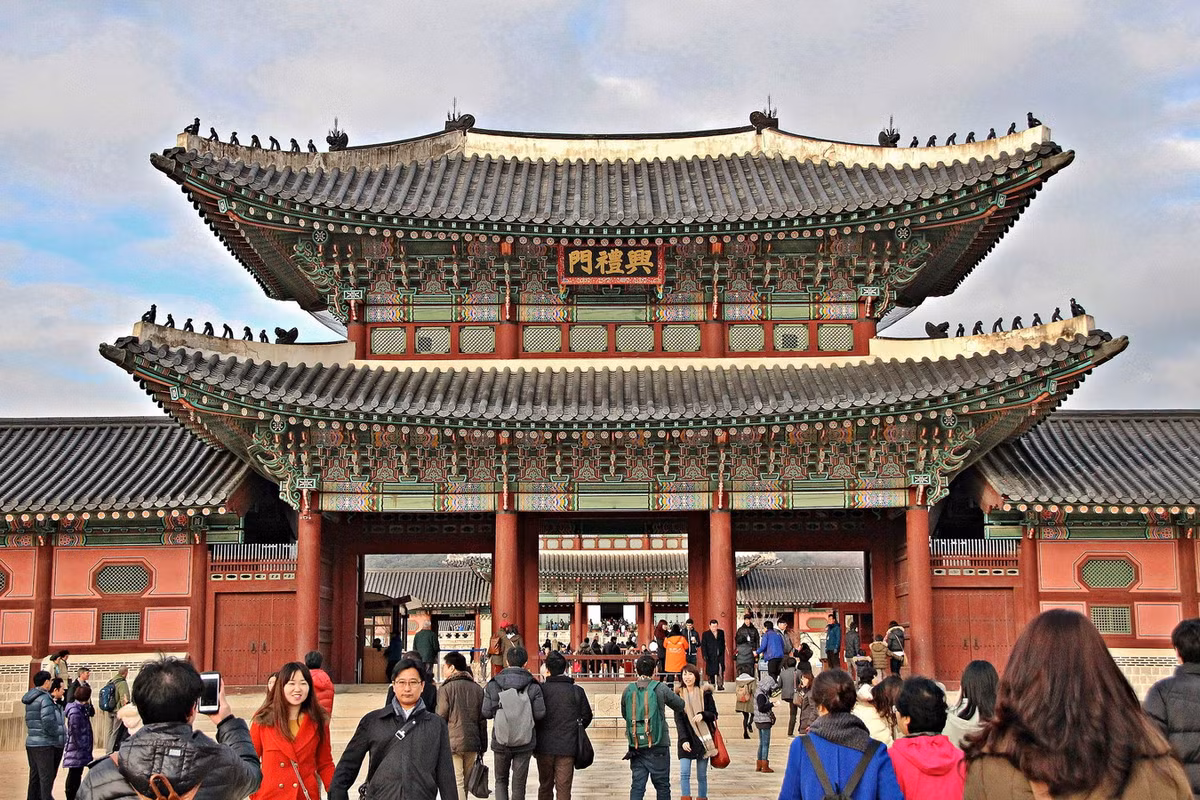 Sau Gwanghwamun là Heungnyemun (Hưng Lễ môn), cánh cổng chính thứ hai dẫn vào nội cung. Ảnh: Noh Mun Duek.