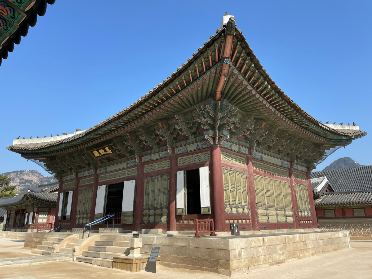 Điện Sajeongjeon (Tư Chính điện) nằm sau điện Geunjeongjeon, là nơi nhà vua điều hành việc triều chính, tổ chức các cuộc họp với quan lại trong triều. Ảnh: Epstein's Stronghold.