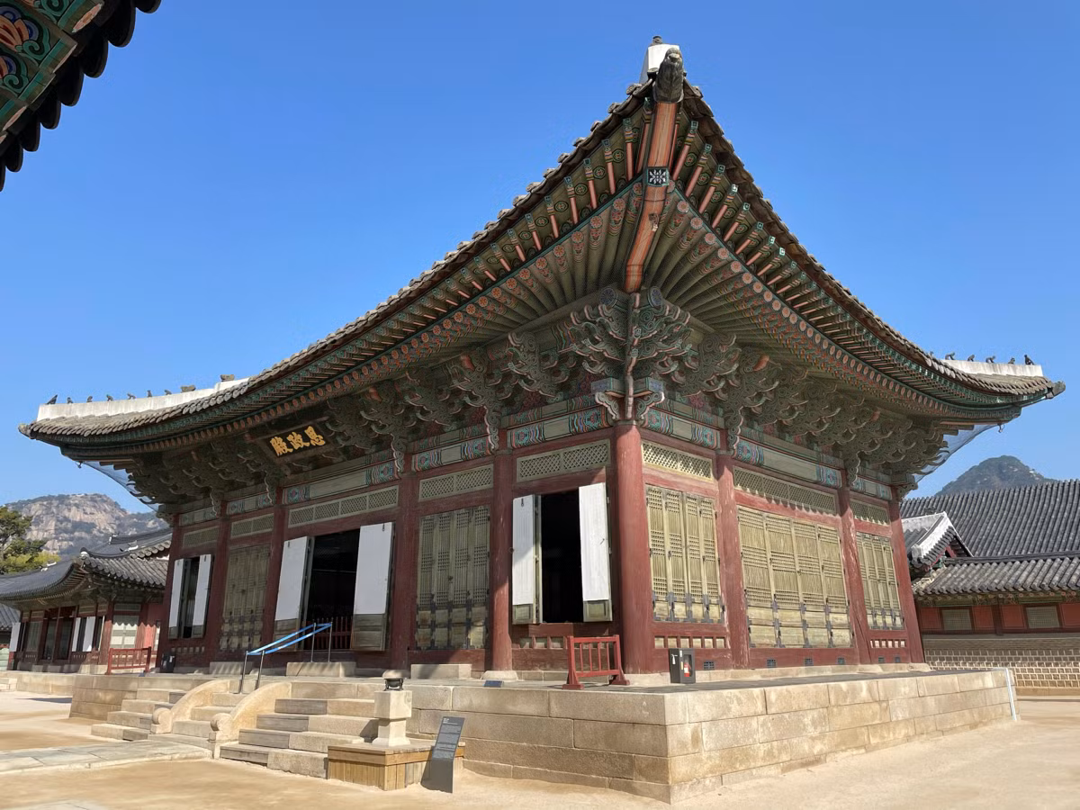 Điện Sajeongjeon (Tư Chính điện) nằm sau điện Geunjeongjeon, là nơi nhà vua điều hành việc triều chính, tổ chức các cuộc họp với quan lại trong triều. Ảnh: Epstein's Stronghold.