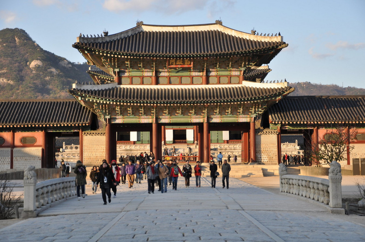 Qua Heungnyemun sẽ đến cầu Yeongjegyo và cổng Geunjeongmun (Cần Chính môn), cánh cổng cuối cùng trước khi bước vào cung điện chính. Ảnh: Ka Fai / Flickr.