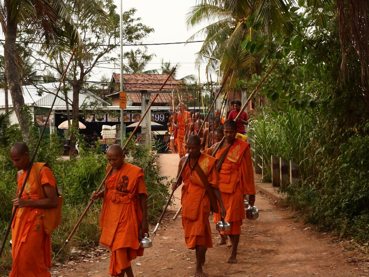 Làm sao để trong đời sống tu hành không bị vướng mắc nhiều quá vào ăn, mặc, ở hay ngũ dục, ngũ trần nói chung. Vì giải thoát, trong ý nghĩa đơn giản nhất là không bị kẹt, bị dính mắc, thong dong với mọi thứ trong đời sống hàng ngày.