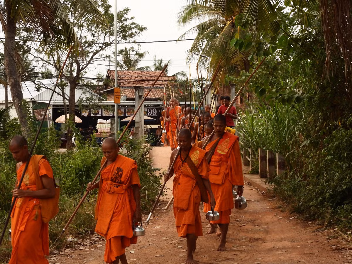 Làm sao để trong đời sống tu hành không bị vướng mắc nhiều quá vào ăn, mặc, ở hay ngũ dục, ngũ trần nói chung. Vì giải thoát, trong ý nghĩa đơn giản nhất là không bị kẹt, bị dính mắc, thong dong với mọi thứ trong đời sống hàng ngày.