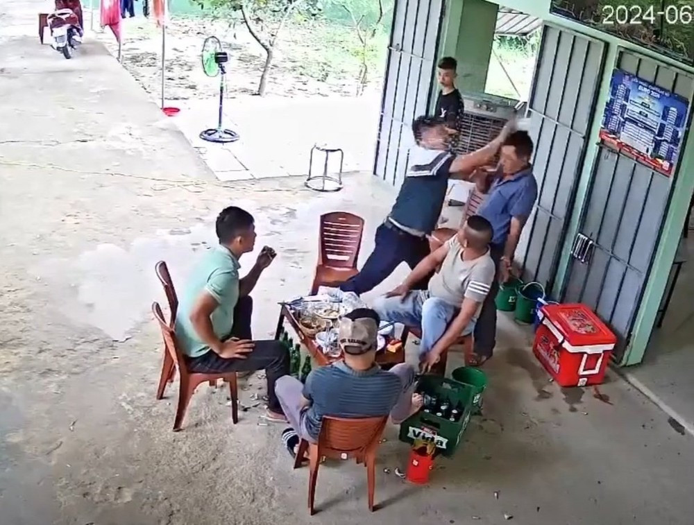 Cán bộ xã dùng cốc đập vào đầu người dân trong quán nhậu Can bo xa dung coc dap vao dau nguoi dan trong quan nhau