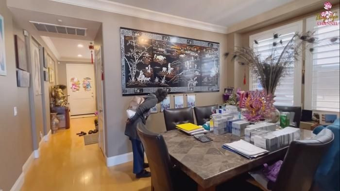 Nghe si cai luong vien man khi song chung voi me chong o My-Hinh-3