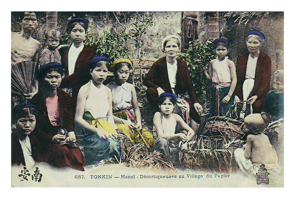 Những phụ nữ làm công việc bóc vỏ cây dó để làm giấy ở làng Bưởi. Ngôi làng này nổi tiếng với nghề làm giấy dó.