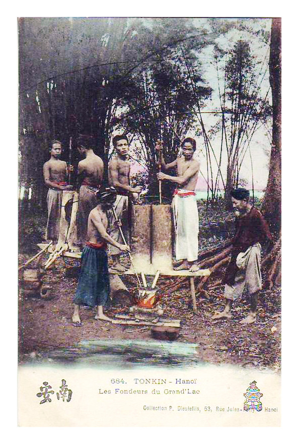 Những người thợ đúc đồng hành nghề ở làng Ngũ Xã, nay thuộc phường Trúc Bạch, quận Ba Đình, Hà Nội.