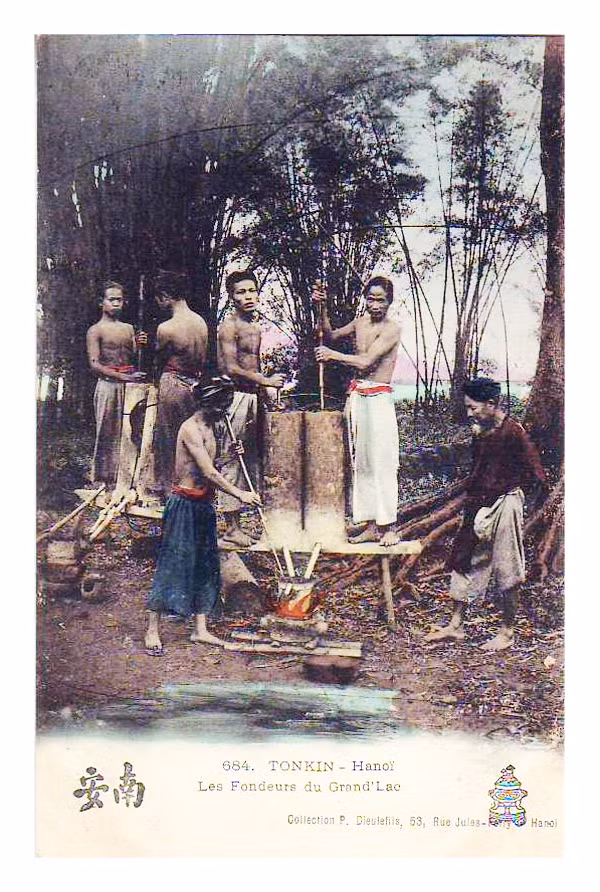 Những người thợ đúc đồng hành nghề ở làng Ngũ Xã, nay thuộc phường Trúc Bạch, quận Ba Đình, Hà Nội.