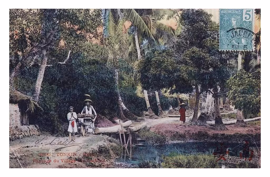 Quang cảnh ở làng Bưởi, người Pháp còn gọi là làng Lợn hoặc làng Giấy, nay thuộc quận Ba Đình, Hà Nội.