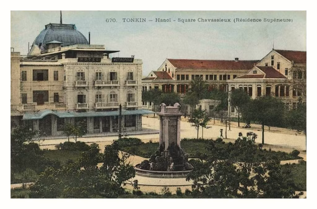 Quảng trường Chavassieux, nay là vườn hoa Diên Hồng, gần bờ hồ Hoàn Kiếm.