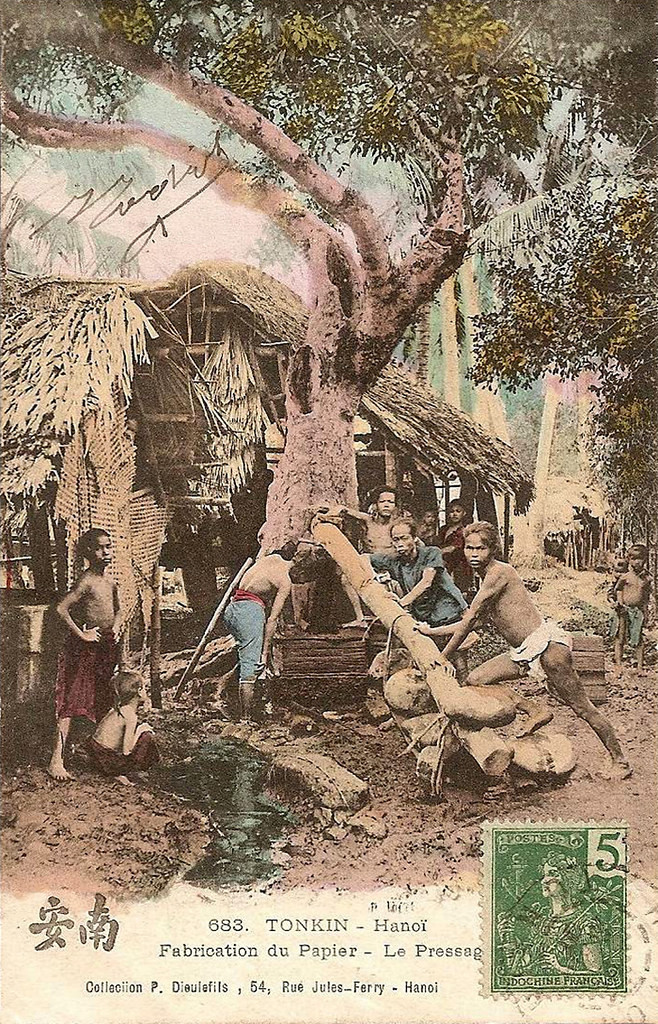 Những người thợ ép giấy cho nước thoát ra.