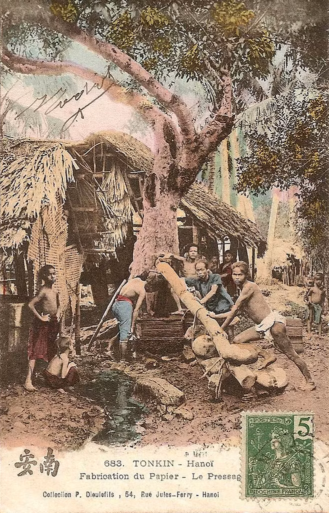 Những người thợ ép giấy cho nước thoát ra.