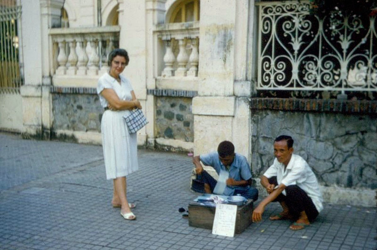 Quầy ép dẻo dạo phía trước Tòa Hòa Giải trên đại lộ Nguyễn Huệ năm 1961, nay là cao ốc Sun Wah. Ảnh: eBay.