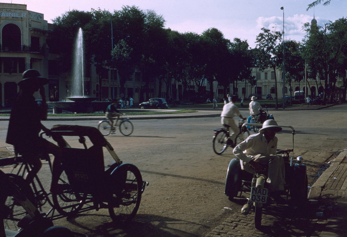 Vòng xoay ở giao lộ Nguyễn Huệ - Lê Lợi (vòng xoay Cây Liễu), 1954. Ảnh: USS Rochester.