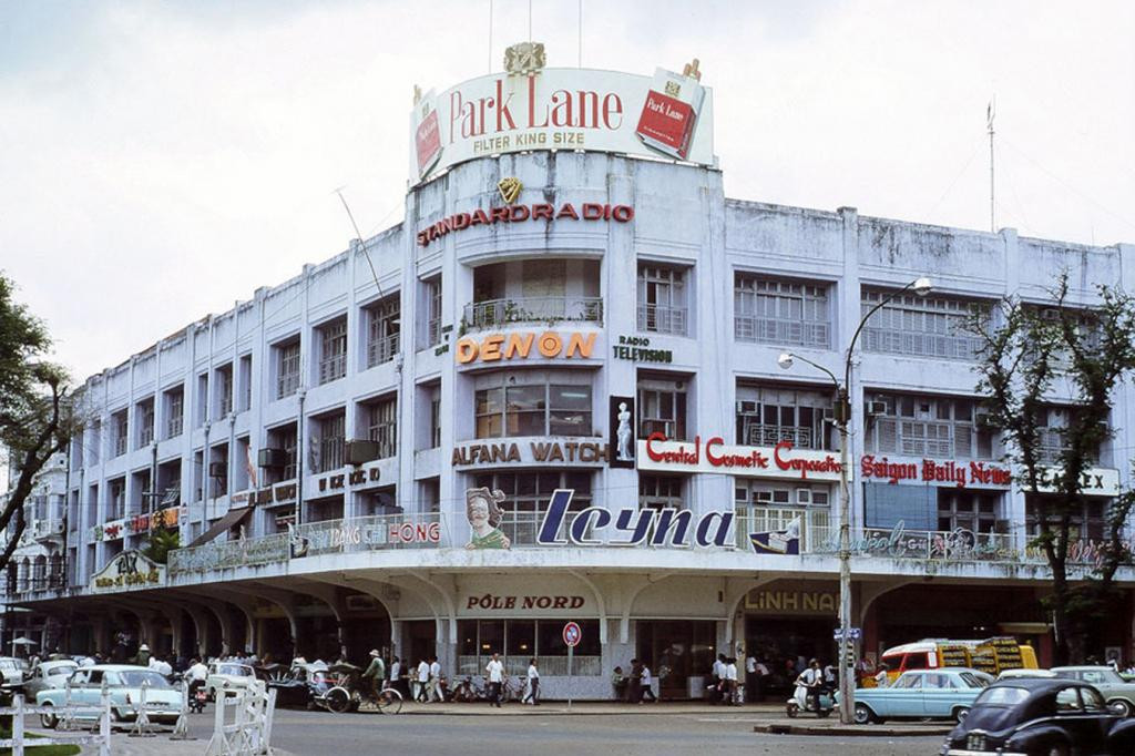 Thương xá TAX ở góc Nguyễn Huệ - Lê Lợi năm 1966.