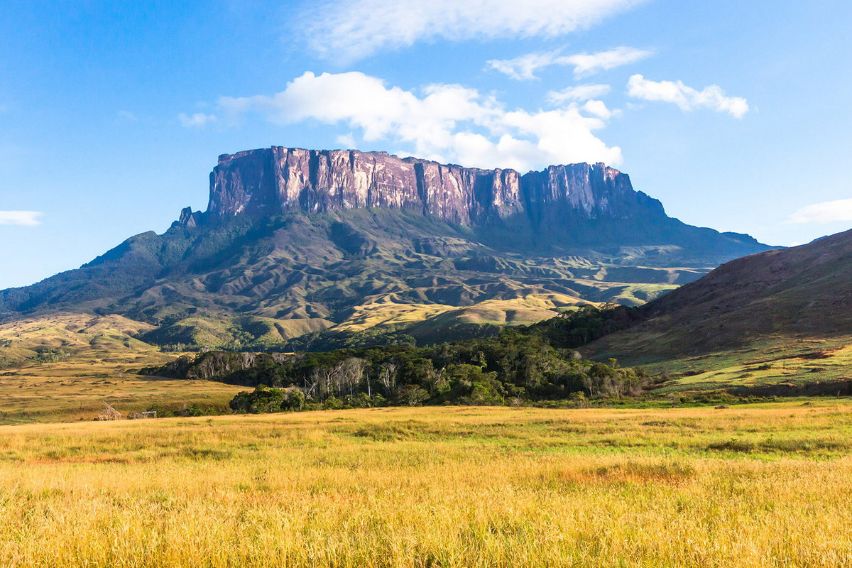 Nằm trên lãnh thổ Venezuela, có độ cao 2.772m so với mực nước biển, Roraima được coi là ngọn núi đỉnh bằng kỳ vĩ nhất thế giới. Ảnh: Steppes Travel.
