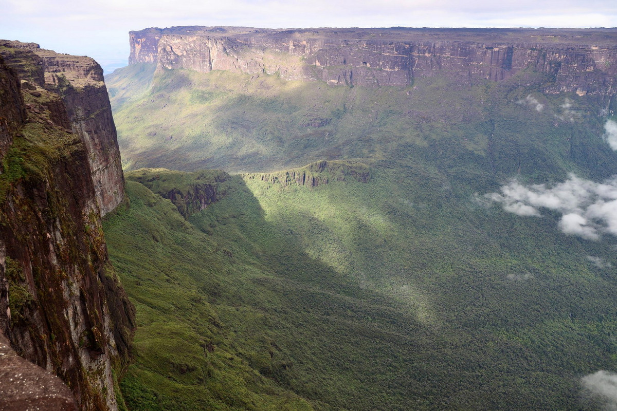 Ngọn núi đỉnh bằng này là một trong những phần còn sót lại sau quá trình đứt gẫy của một cao nguyên sa thạch có niên đại vào khoảng 2 tỷ năm trước. Ảnh: The Trek Blog.