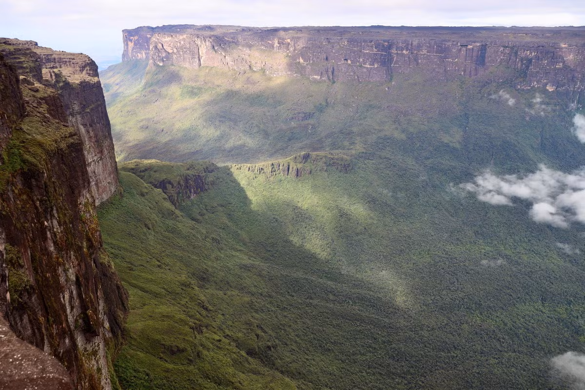 Ngọn núi đỉnh bằng này là một trong những phần còn sót lại sau quá trình đứt gẫy của một cao nguyên sa thạch có niên đại vào khoảng 2 tỷ năm trước. Ảnh: The Trek Blog.