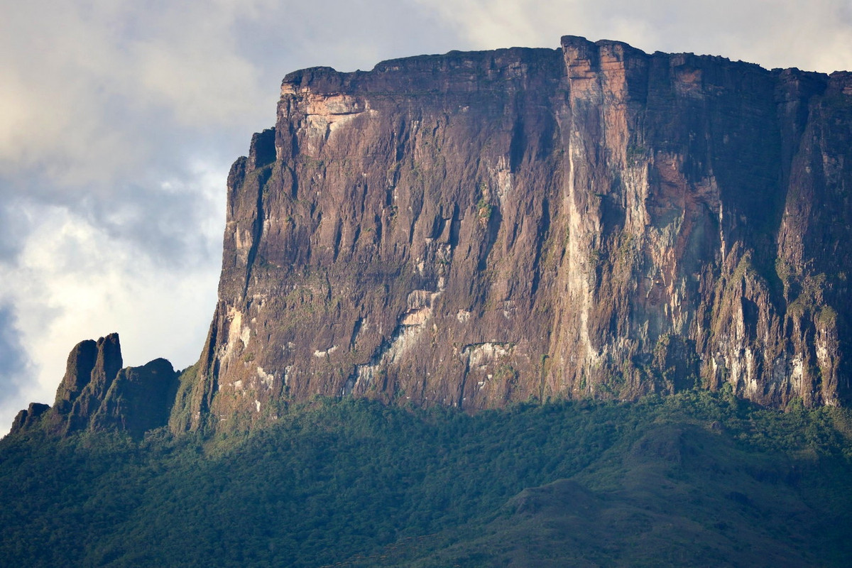 Bao quanh ngọn núi Roraima là những vách đá dựng đứng. Ảnh: The Trek Blog.