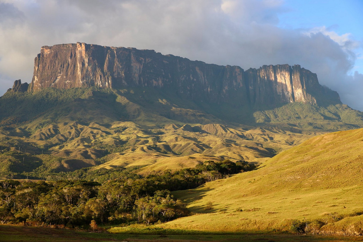 Một số hình ảnh khác về núi đỉnh bằng Roraima. Ảnh: The Trek Blog.