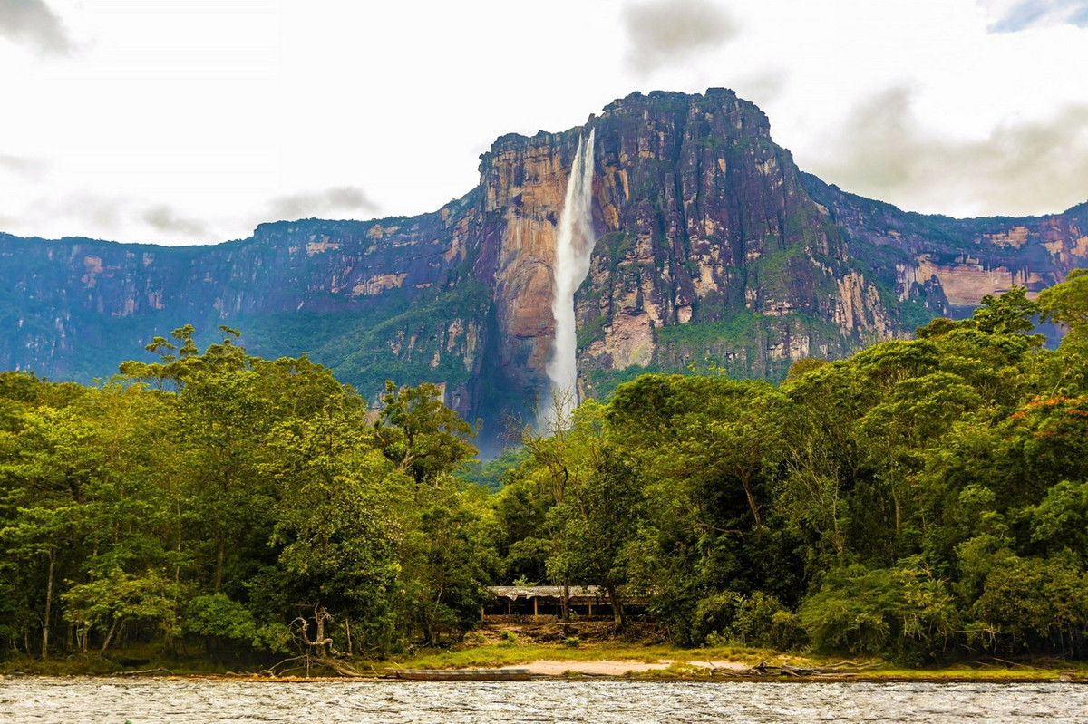 Núi Roraima và thác nước Angel chảy từ ngọn núi này còn là ý tưởng hình ảnh cho “thác Thiên Đường” trong bộ phim hoạt hình nổi tiếng Up đã đoạt 2 giải Oscar năm 2009. Ảnh: Adventure Peaks.