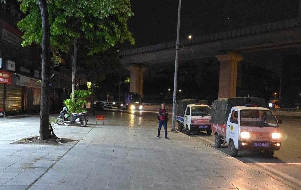 Phát hiện thi thể trẻ sơ sinh treo trên cây ở Hà Nội Phat hien thi the tre so sinh treo tren cay o Ha Noi