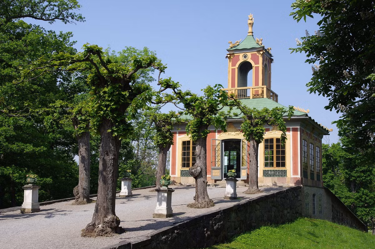 Quanh Trung Hoa Các còn có nhiều công trình khác như chùa, nhà hàng, nhà giải trí... Ảnh: Jakub Hałun.