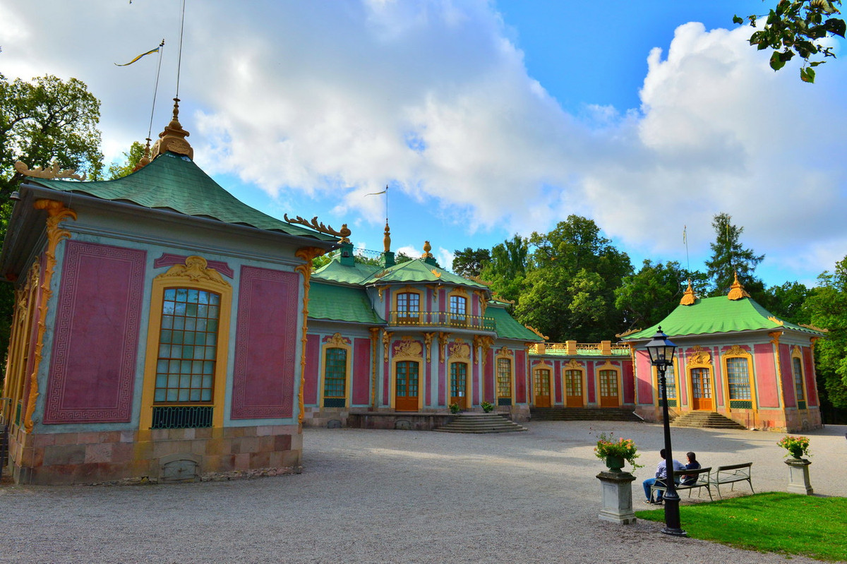 Theo đồ án thiết kế, công trình gồm 3 khu nhà, với khu nhà chính nằm ở giữa và hai khu nhà phụ nằm hai bên, nối với nhà chính bằng hai hành lang hình cánh cung. Ảnh: The World of Chinese.