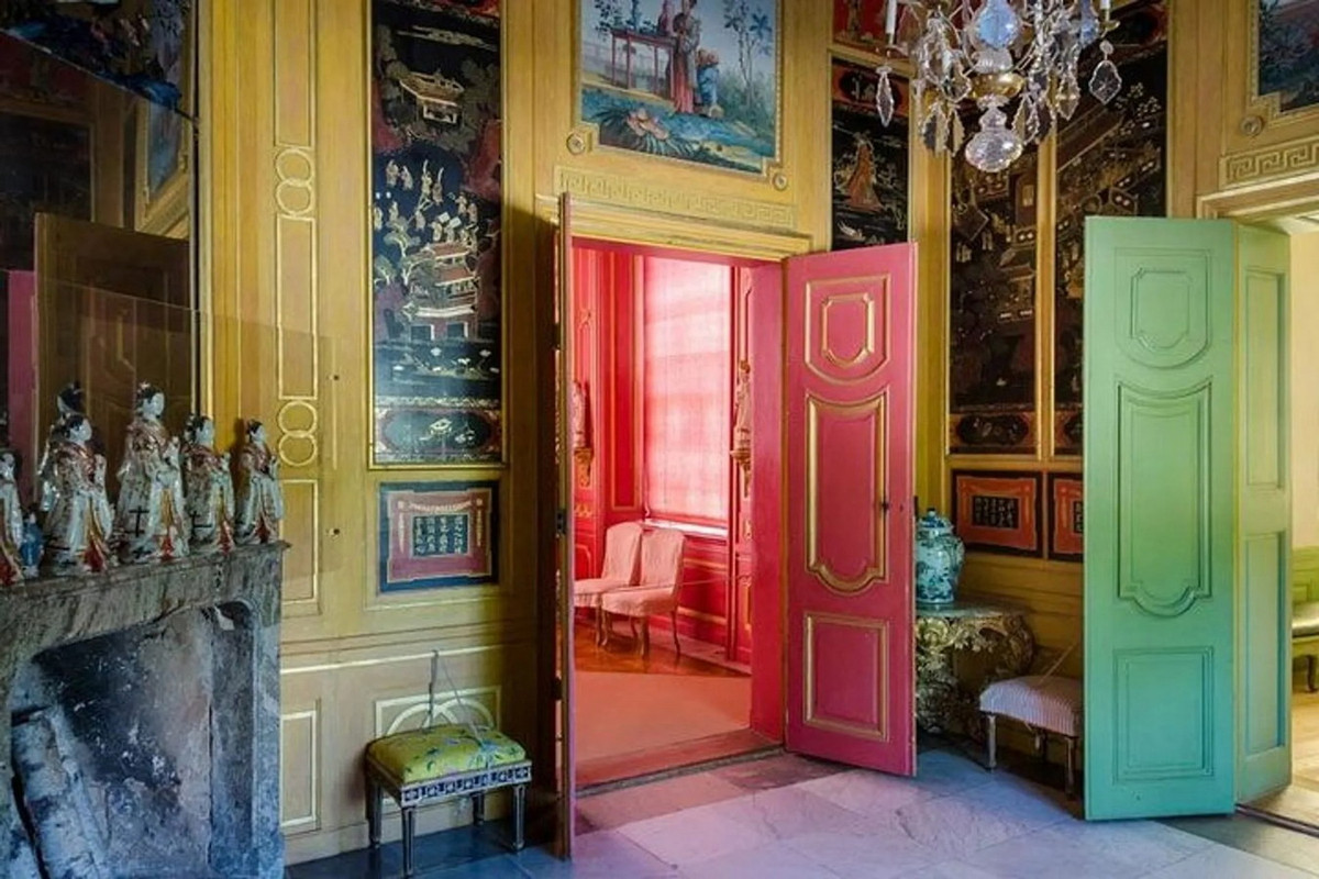 Mỗi phòng bên trong Trung Hoa Các được sơn một màu khác nhau. Trên tường có những bức tranh mô tả mối quan hệ giữa châu Á và châu Âu những năm 1700. Ảnh: Pelago.