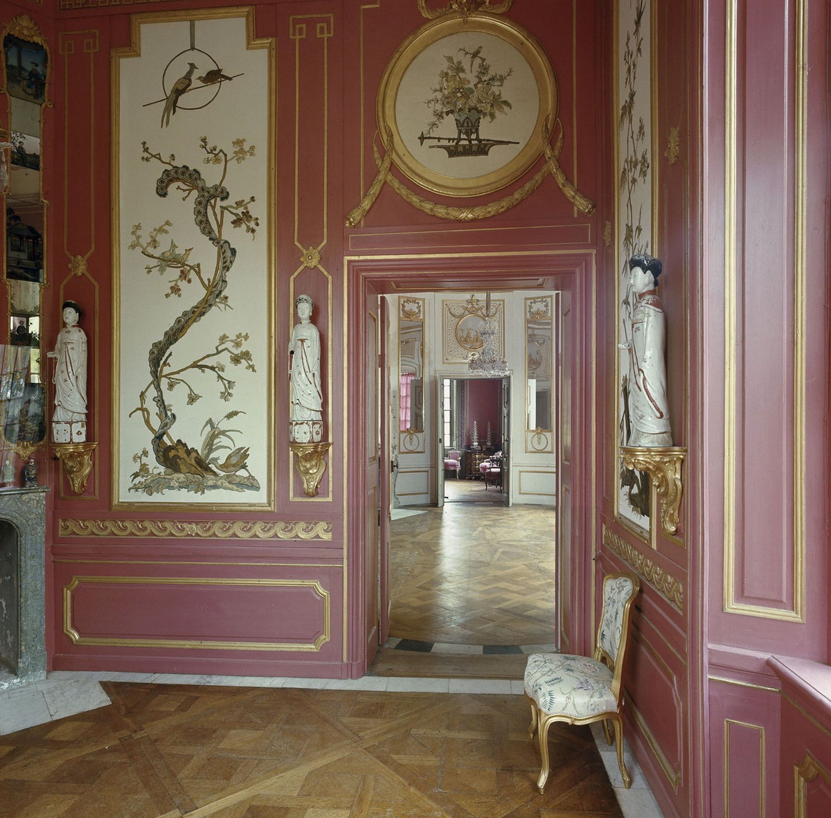 Trung Hoa Các trưng bày đầy đủ các mặt hàng xa xỉ phẩm do Công ty Đông Ấn của Thụy Điển nhập khẩu từ Trung Hoa như sứ, lụa, sơn mài... Ảnh: Kath Qvist.