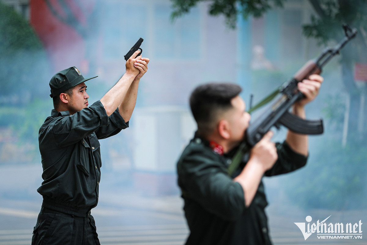 Người thi hành nhiệm vụ được nổ súng không cần cảnh báo trong trường hợp nào? Nguoi thi hanh nhiem vu duoc no sung khong can canh bao trong truong hop nao?