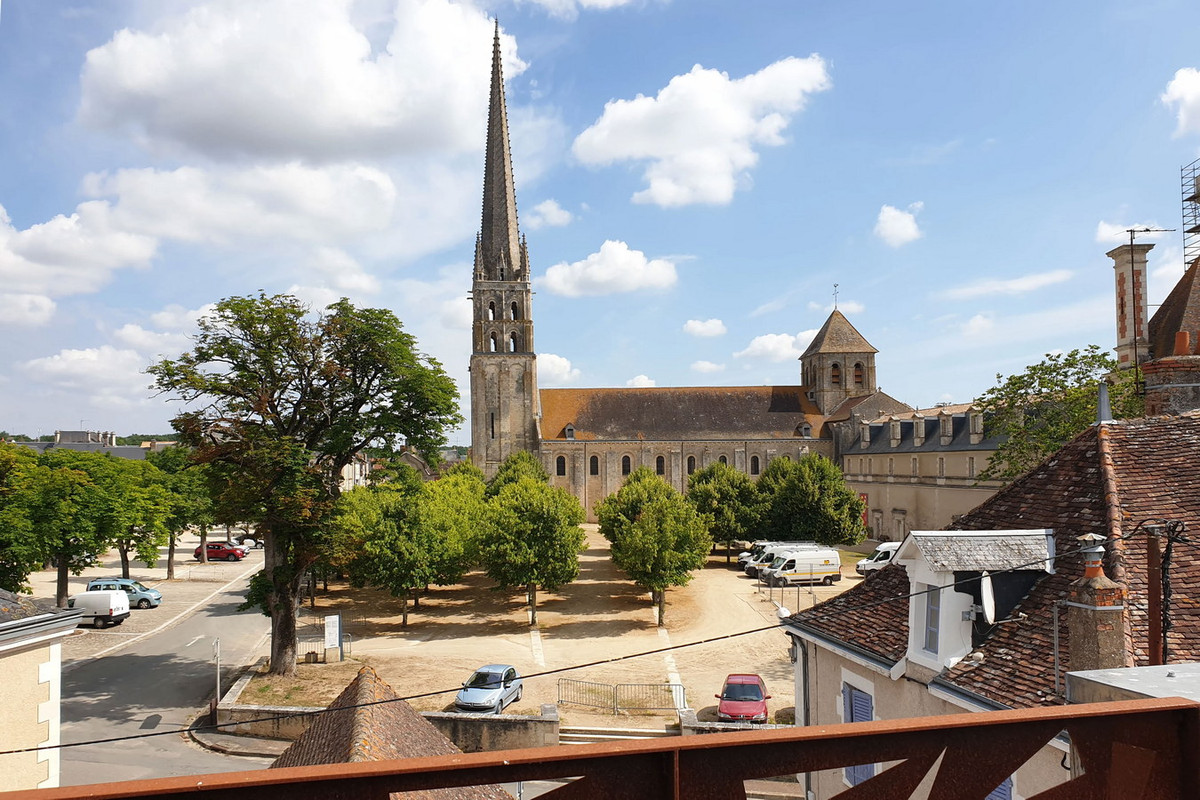 Theo các câu chuyện dân gian thì lịch sử tu viện liên quan đến một câu chuyện xảy ra vào thế kỉ thứ 5, khi hai anh em Savin và Cyprien do theo đạo Công giáo nên buộc phải chạy trốn khỏi Macedonia. Ảnh: La Nouvelle République.