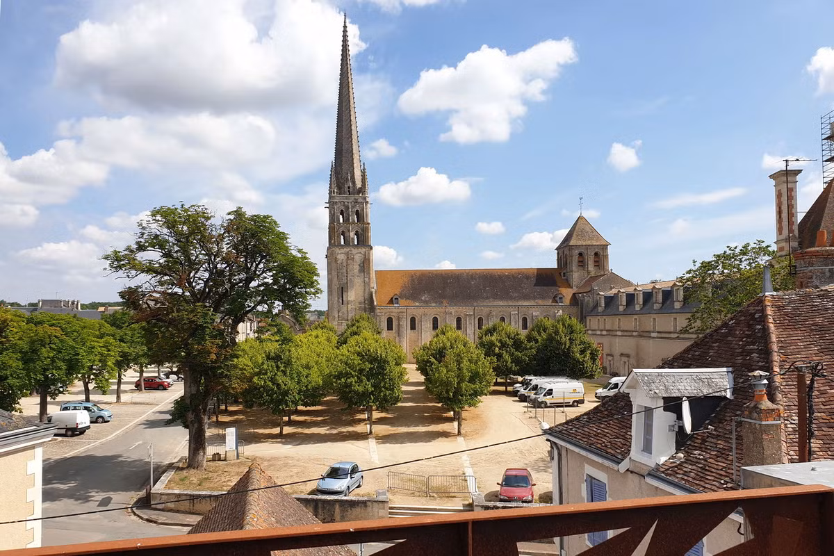 Theo các câu chuyện dân gian thì lịch sử tu viện liên quan đến một câu chuyện xảy ra vào thế kỉ thứ 5, khi hai anh em Savin và Cyprien do theo đạo Công giáo nên buộc phải chạy trốn khỏi Macedonia. Ảnh: La Nouvelle République.