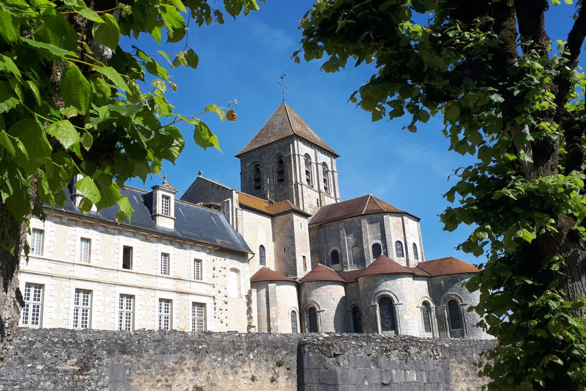 Khi Cách mạng Pháp nổ ra, các tòa nhà của Saint-Savin-sur-Gartempe bị trưng dụng để làm nhà ở, đồn cảnh sát và nhà hát. Năm 1792, nhà thờ của tu viện được biến thành nhà thờ của giáo khu và bốn thầy tu cuối cùng của Saint-Savin-sur-Gartempe rời khỏi tu viện. Ảnh: The Office Is Closed.