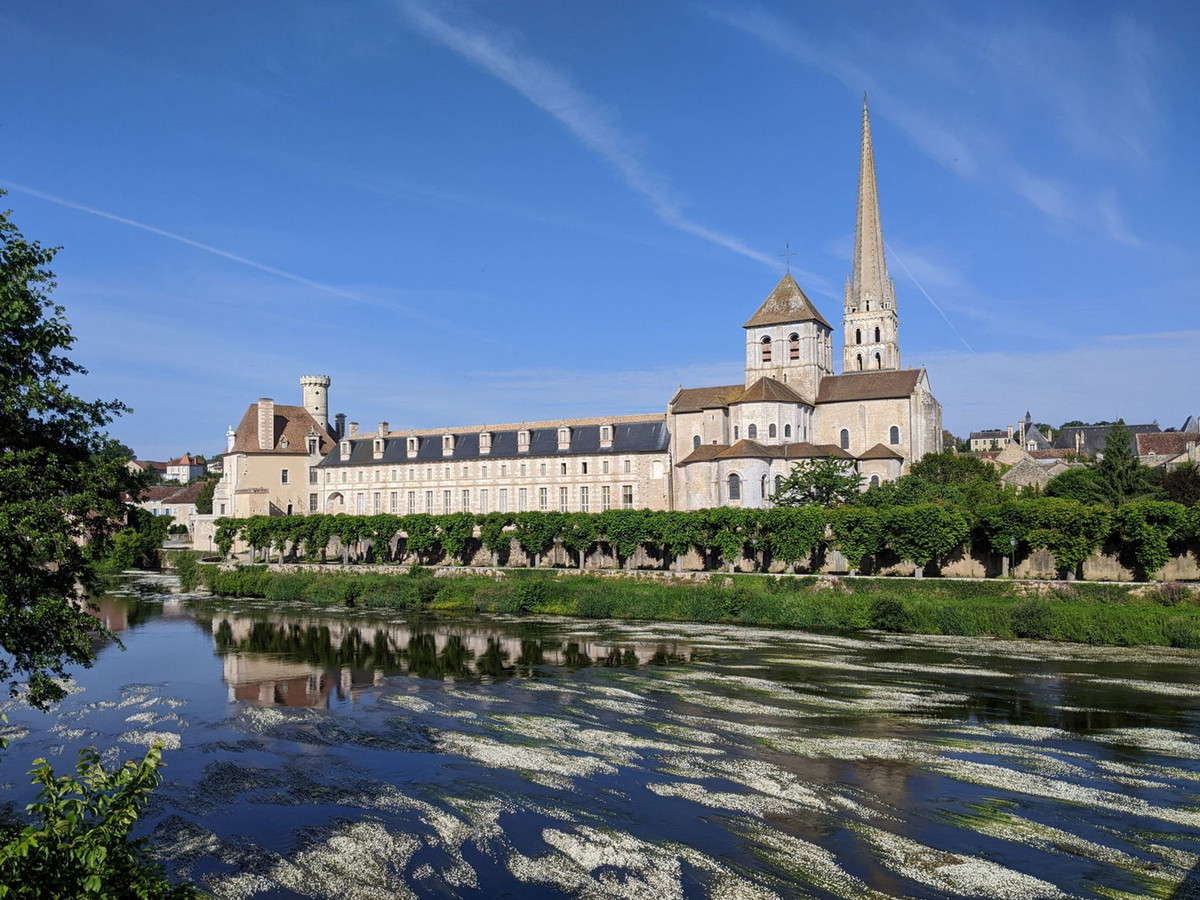 Khi chạy đến bờ sông Gartempem họ bị bắt giữ và chém đầu. Savin được các tu sĩ chôn cất ngay tại vùng này. 300 năm sau, di cốt của hai người tử vì đạo này được tìm thấy. Ảnh: Carnet de Juliette.