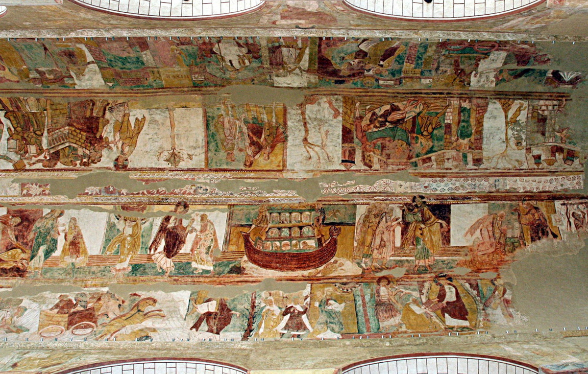 Các bức tranh được thể hiện với nhiều màu sắc trong đó gam màu chủ đạo là màu đỏ son, nâu vàng và xanh lá cây. Ảnh: Armagnac-commons.