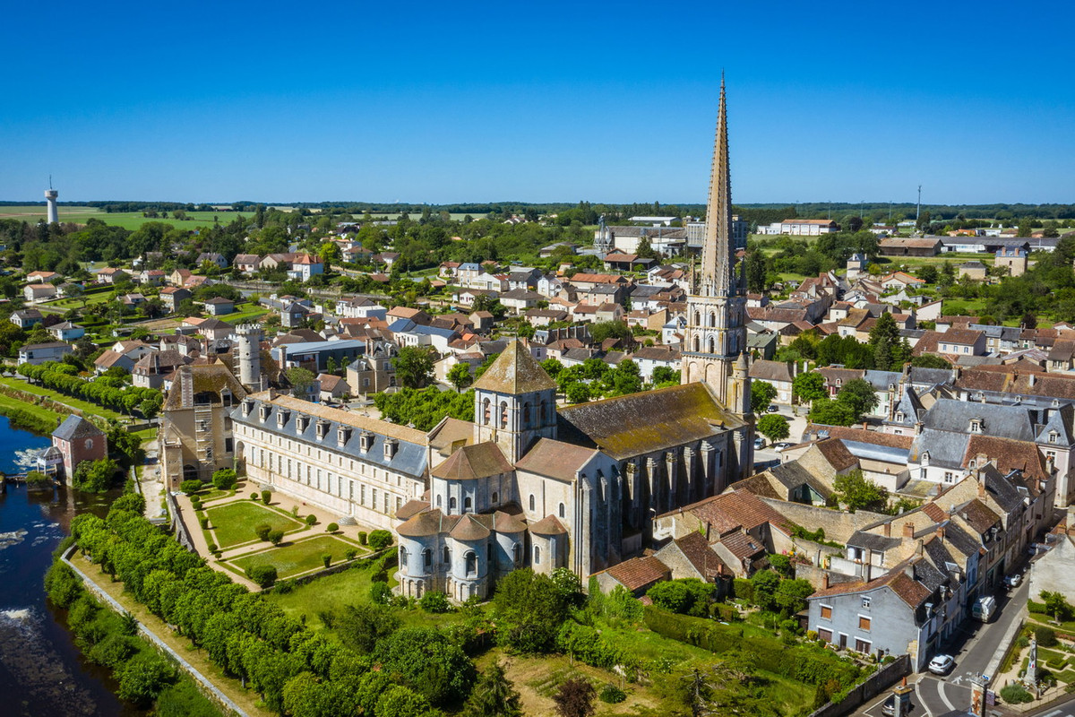 Vể tổng thể, tu viện Saint-Savin-sur-Gartempe là một công trình mang phong cách kiến trúc La Mã với tâm điểm là một nhà thờ dài 76 mét, rộng 77 mét và tháp chuông cao 31 mét. Ảnh: Abbaye de saint savin.