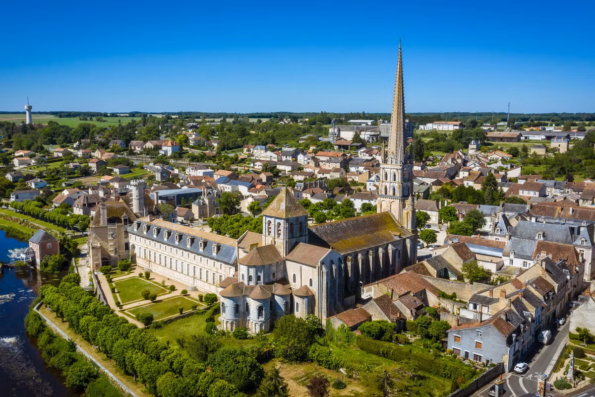 Vể tổng thể, tu viện Saint-Savin-sur-Gartempe là một công trình mang phong cách kiến trúc La Mã với tâm điểm là một nhà thờ dài 76 mét, rộng 77 mét và tháp chuông cao 31 mét. Ảnh: Abbaye de saint savin.