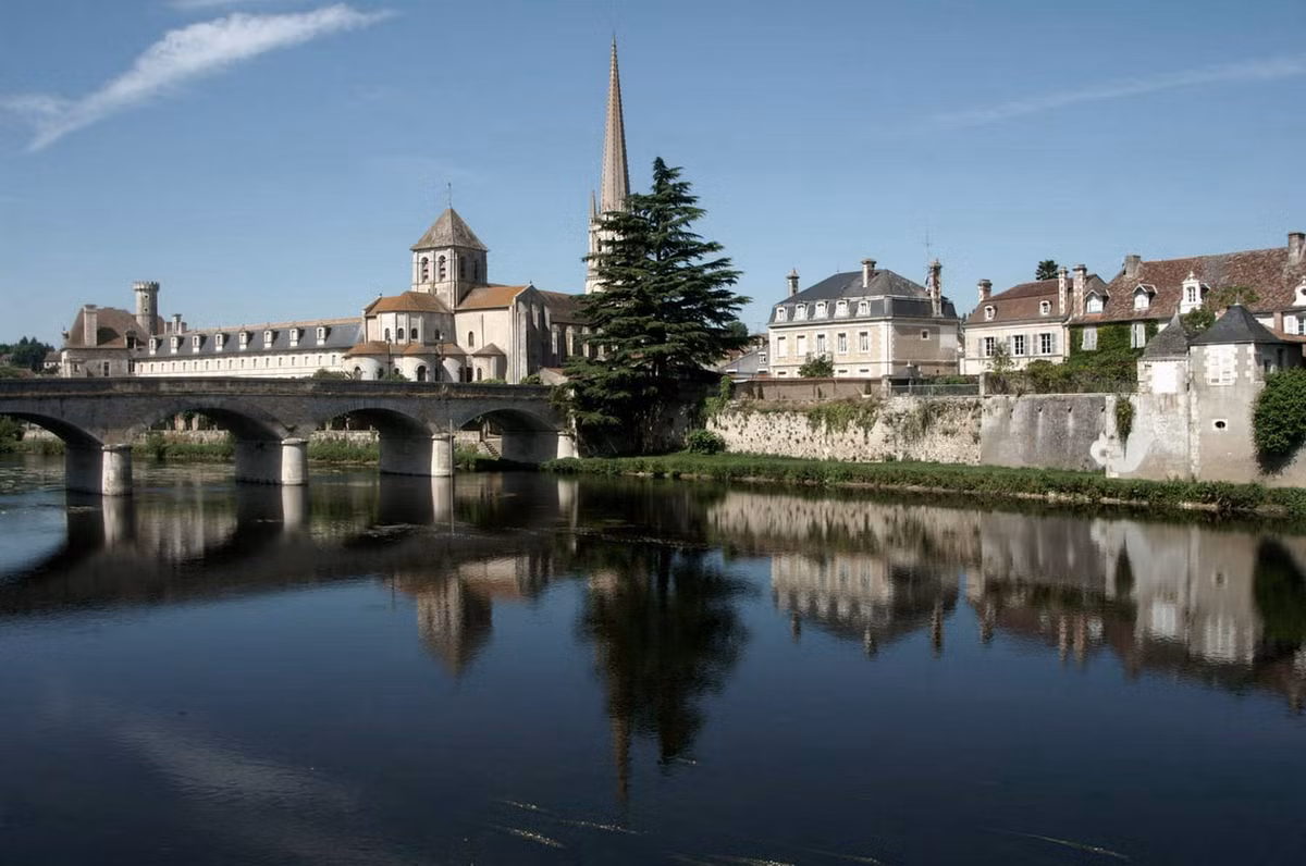 Việc xây dựng và trang trí nhà thờ được thực hiện trong khoảng thời gian từ 1040 đến 1090 dưới sự chỉ đạo của các cha xứ Odon và Gervais. Vào thế kỉ 13, bá tước Alphonse de Poitiers, em trai vua Saint-Louis, đã cung cấp tiền để xây dựng khu tu viện. Ảnh: Medieval Histories.