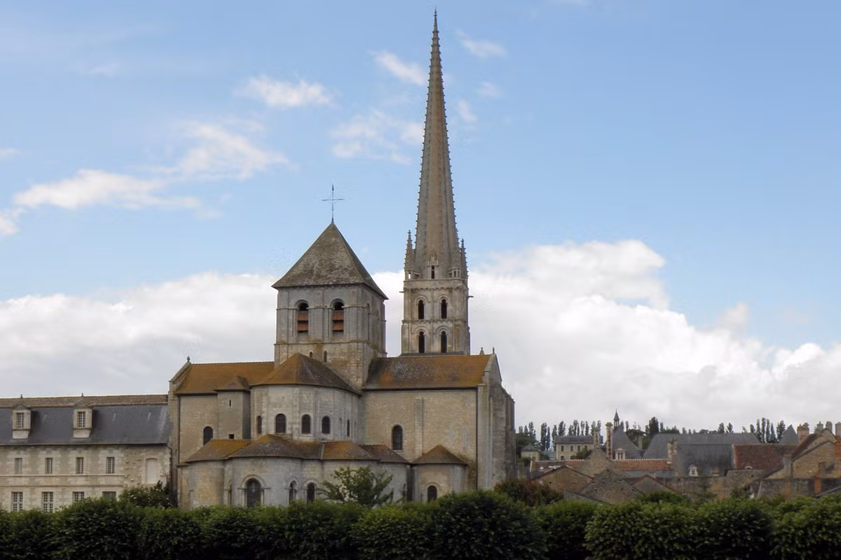 Năm 1833, sau chuyến thăm của tỉnh trưởng Alexis de Jussieu, quá trình trùng tu lần thứ hai tu viện bắt đầu diễn ra. Năm 1840, nhà thờ của tu viện được xếp hạng và bắt đầu khôi phục. Kể từ đó, kiến trúc của công trình được bảo tồn đến nay. Ảnh: Expedia.