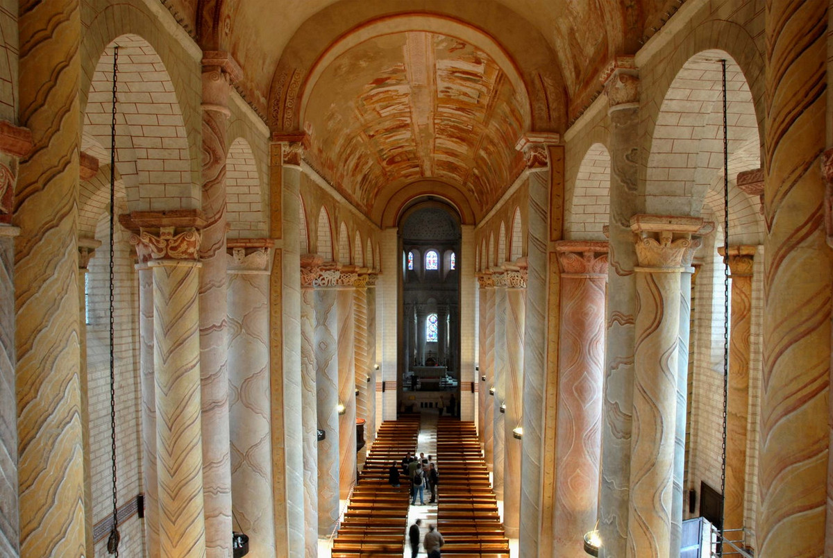 Gian chính của tu viện dài 42 mét, rộng 17 mét và cao 17 mét nổi bật với hai hàng cột cao 15 mét. Ảnh: Le Moulin de la Gassotte.