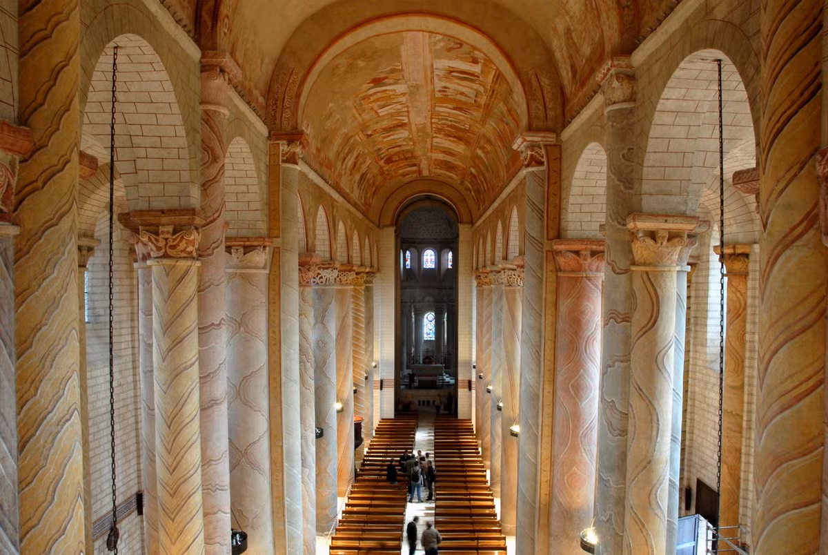 Gian chính của tu viện dài 42 mét, rộng 17 mét và cao 17 mét nổi bật với hai hàng cột cao 15 mét. Ảnh: Le Moulin de la Gassotte.