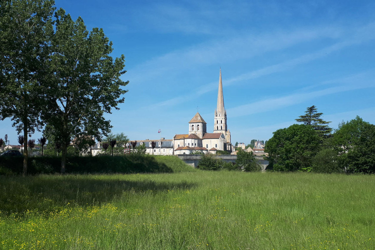 Trong thời gian Chiến tranh tôn giáo, những người Huguenot đã hai lần tàn phá tu viện vào các năm 1562 và 1568. Sau đó, khi các tu viện trưởng thế tục lên nắm quyền tại Saint-Savin-sur-Gartempe, tu viện tiếp tục bị hủy hoại nặng nề. Ảnh: The Office Is Closed.