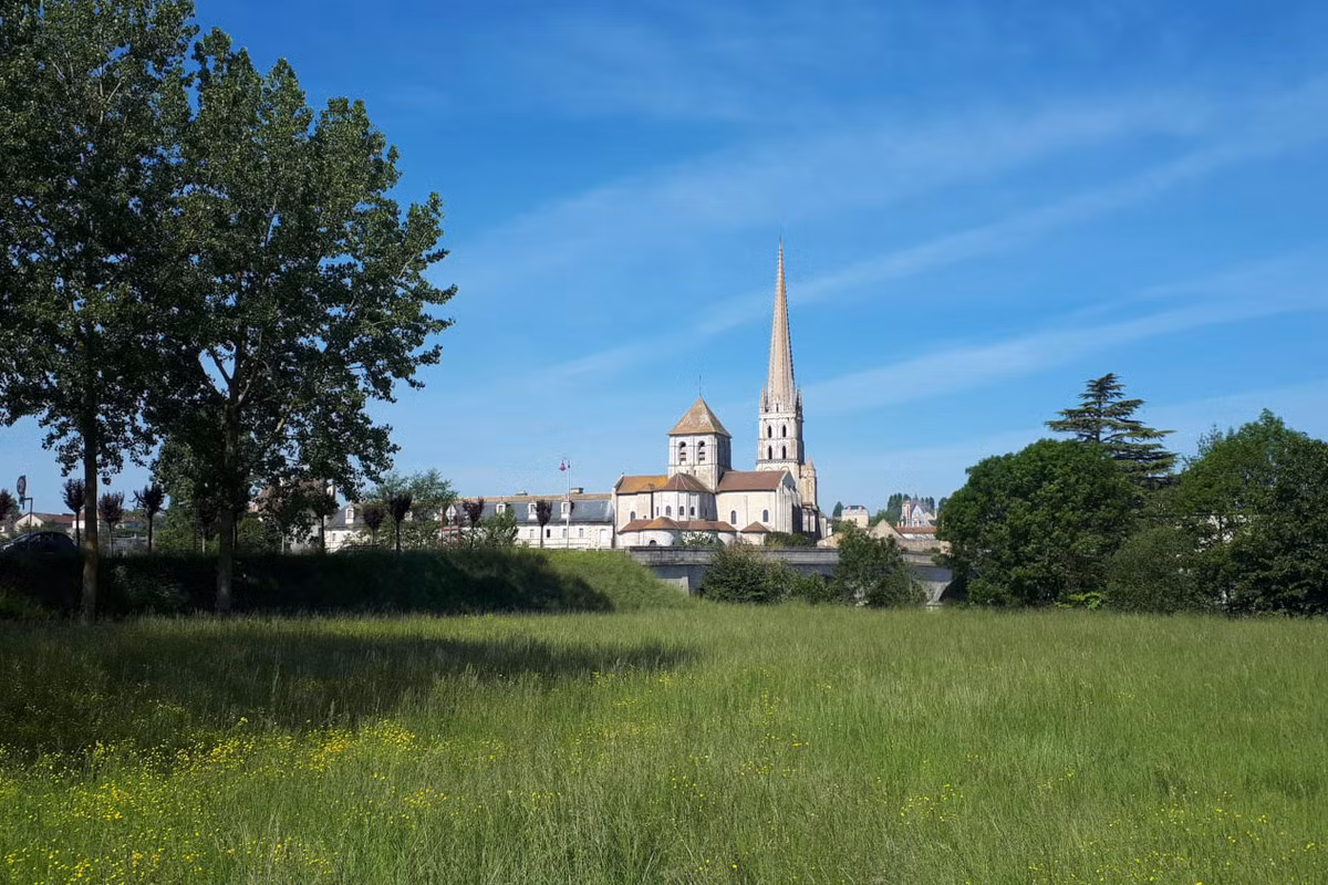 Trong thời gian Chiến tranh tôn giáo, những người Huguenot đã hai lần tàn phá tu viện vào các năm 1562 và 1568. Sau đó, khi các tu viện trưởng thế tục lên nắm quyền tại Saint-Savin-sur-Gartempe, tu viện tiếp tục bị hủy hoại nặng nề. Ảnh: The Office Is Closed.