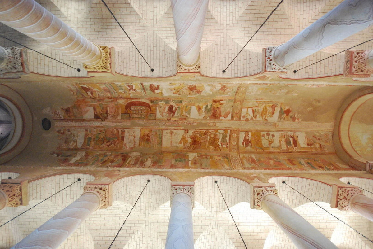 Mái vòm thánh đường có những bức tranh tường nổi tiếng với niên đại từ khoảng thế kỉ 12. Ảnh: Sud Vienne Poitou.