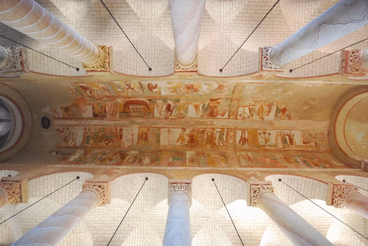 Mái vòm thánh đường có những bức tranh tường nổi tiếng với niên đại từ khoảng thế kỉ 12. Ảnh: Sud Vienne Poitou.