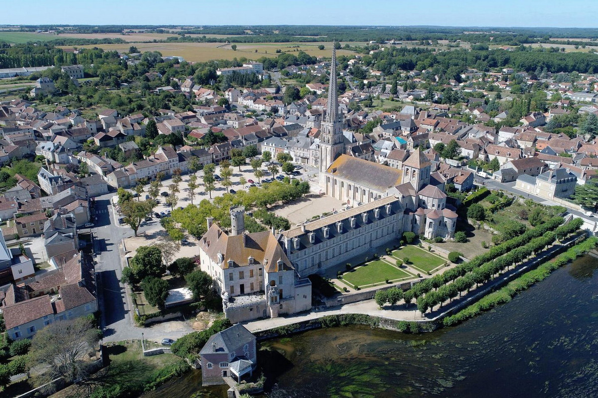 Nhà thờ của tu viện được xây dựng theo hình chữ thập Latin, theo đúng quy cách của một nhà thờ kiểu La Mã. Chữ thập được quay về phía Đông để chỉ về phía Thánh địa Jerusalem. Ảnh: Sud Vienne Poitou.